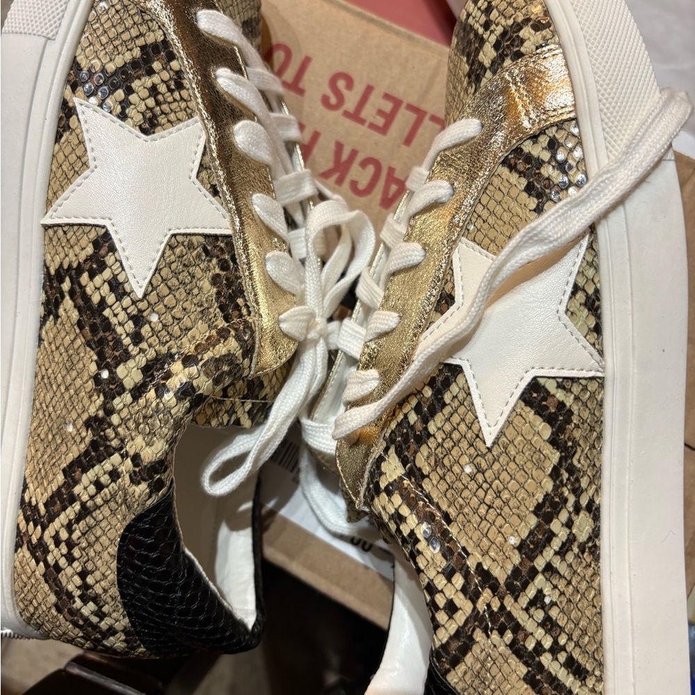 Nature Breeze Women’s Snake pattern sneakers